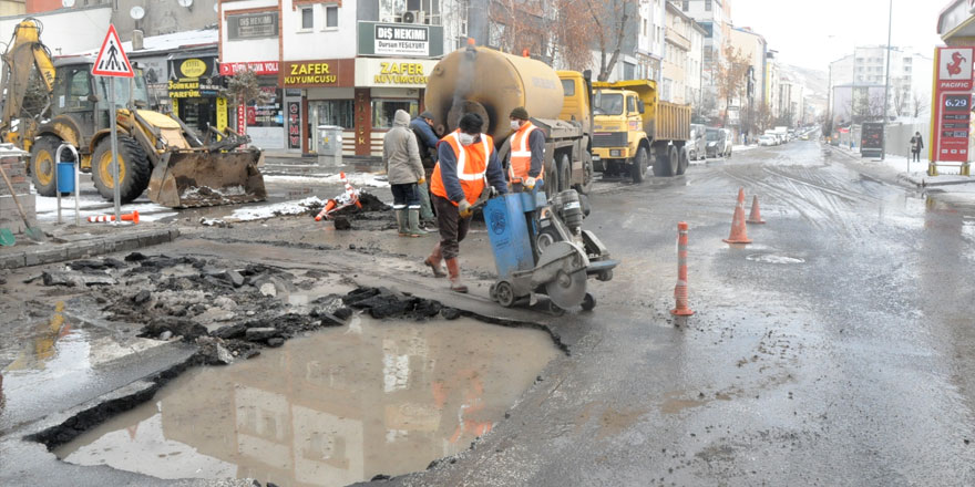 Kars’ta su borusu patladı! Kazımpaşa Caddesi trafiğe kapatıldı