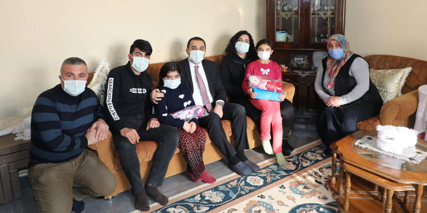 Vali Türker Öksüz, aileleri evlerinde ziyarete devam ediyor