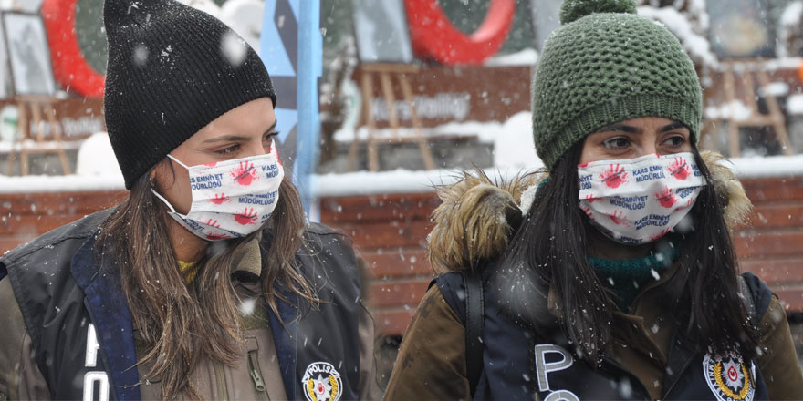 Kars polisinden “kadına şiddete hayır” maskesi