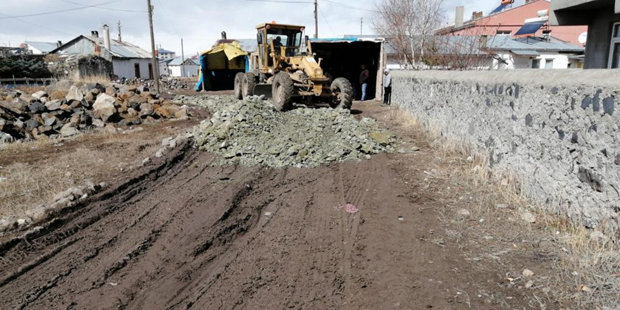 Kars’ta ‘bozuk yollar’ Vali Öksüz’ün talimatıyla yapılıyor