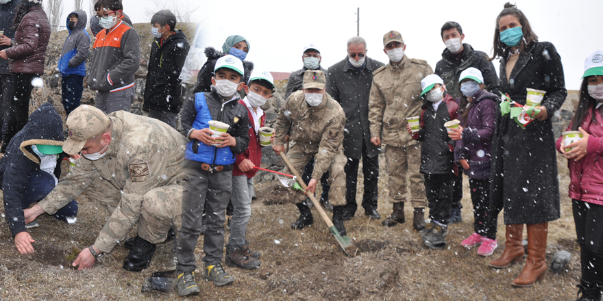 Kars’ta minik eller, kahraman ellerle birlikte fidan dikti