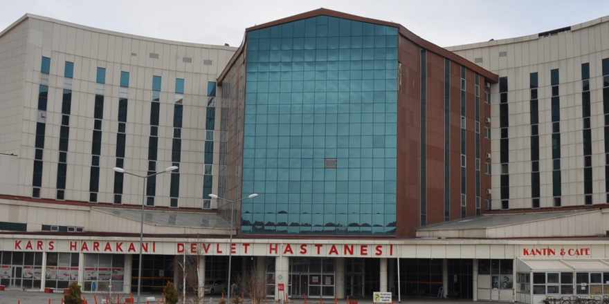 Kars’ta fırtına hastanenin çatısını uçurdu