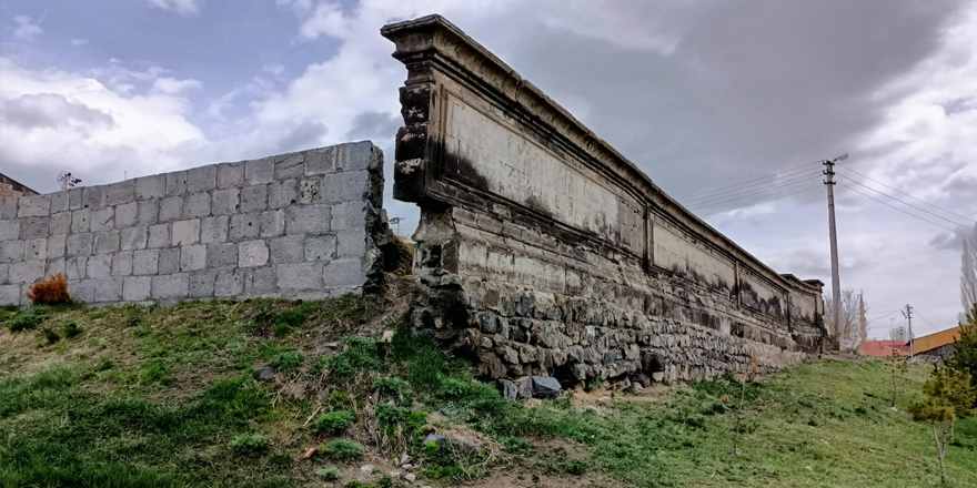 Kars'ta, tarihi çevreleyen duvar yıkılmak üzere