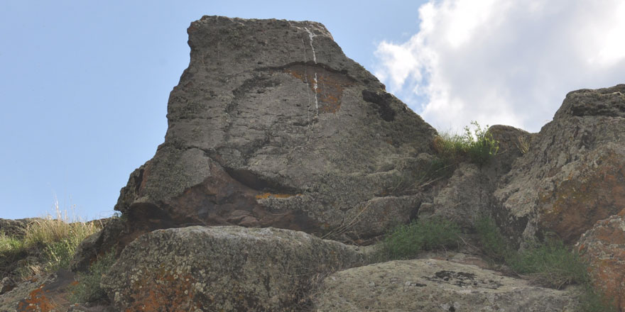 Kars’ta kayalıktaki Yunus figürü dikkat çekiyor