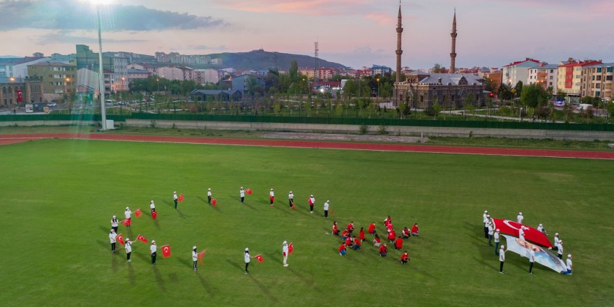 Kars Kars Stadyumunda İstiklal Marşı yankılandı