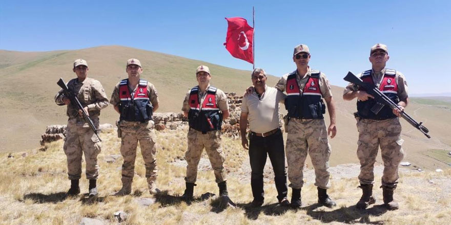 Sarıkamış’ta jandarma şehitliklerin bayraklarını değiştirdi