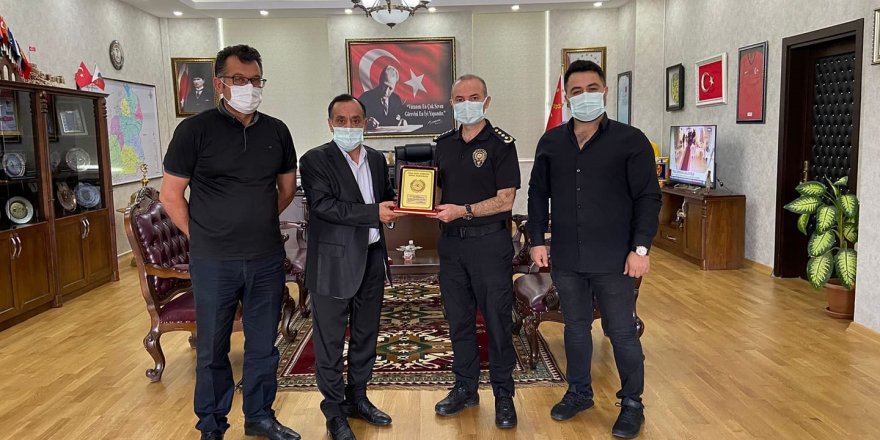 Türk Hava Kurumu Kars Şube Başkanlığı’ndan Kars İl Emniyet Müdürü Yavuz Sağdıç’a Plaket