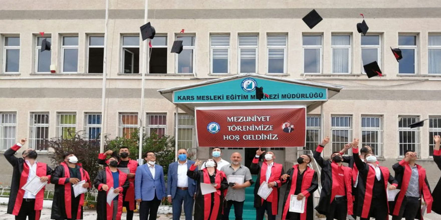 Kars’ta ilk diplomalar dağıtıldı