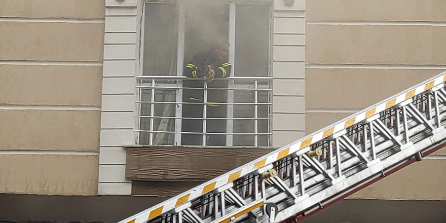 Kars’ta 6 katlı binanın 3’üncü katında yangın çıktı