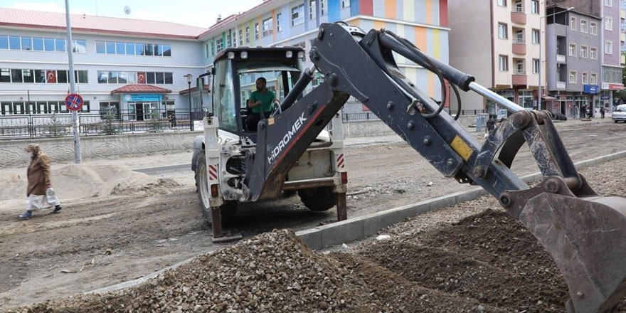 Kars Belediyesi kenti inşaat alanına çevirdi