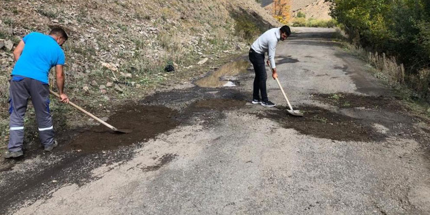 Kars’ta santral çalışanları bozuk yolu yapıyor