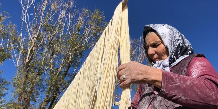 Kars’ta kadınlar ‘imece’ usulü erişte kesiyor