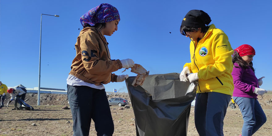 Kars’ta gönüllüler farkındalık için kara yolunda çöp topladı