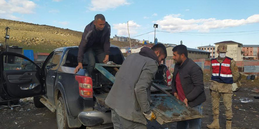 Kars’ta demir kapak çalan hırsızlar yakalandı