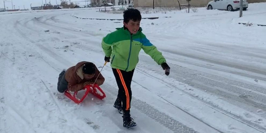 Kars’ta kızağını kapan çocuklar kaymaya koştu