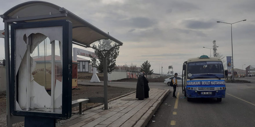 Kars’ta durak camlarını kırdılar