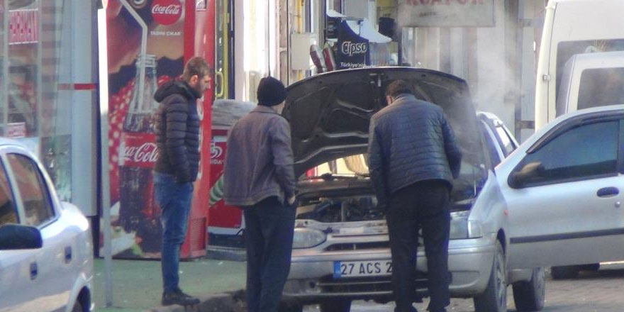 Kars eksi 15'i gördü, araçların motorları dondu