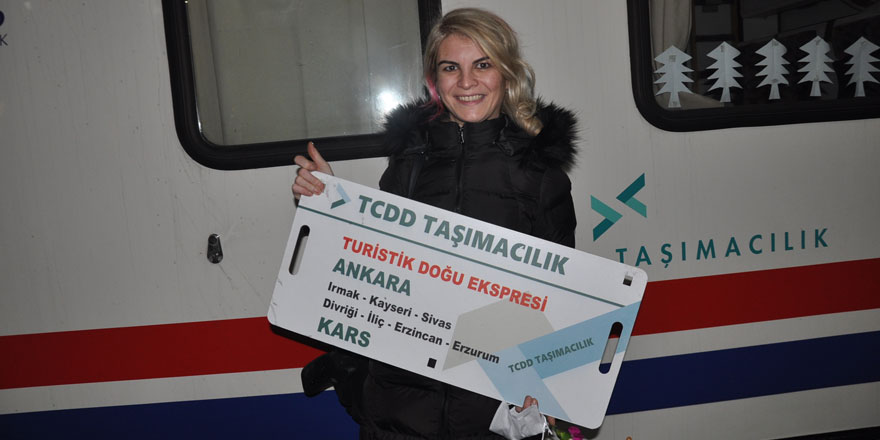 Turistik Doğu Ekspresi yolcularına sazlı-sözlü karşılama