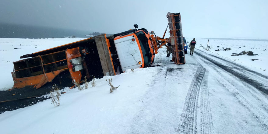 Kar küreme aracı devrildi, sürücüsü yaralandı