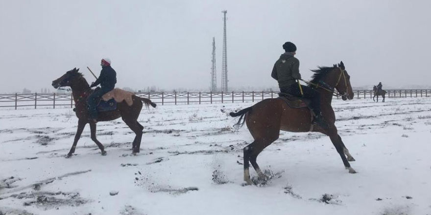 Kars'ta kar üstünde cirit gösterisi