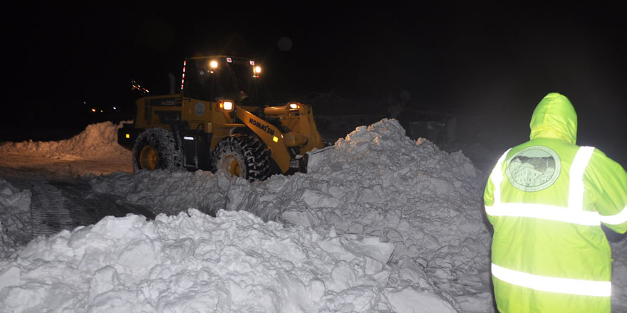 Kars’ta kar yağışı nedeniyle çok sayıda araç yolda kaldı