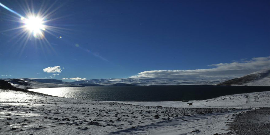 Kars’ta Aygır Gölü’nün etrafı beyaza büründü