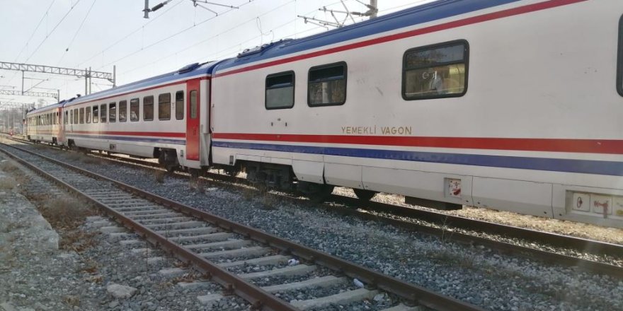 Doğu Ekspresi'nde fotoğraf çekerken trenden düşen yolcu ağır yaralandı