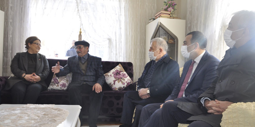 Bakan Yanık Kars’ta şehit ailelerini evlerinde ziyaret etti