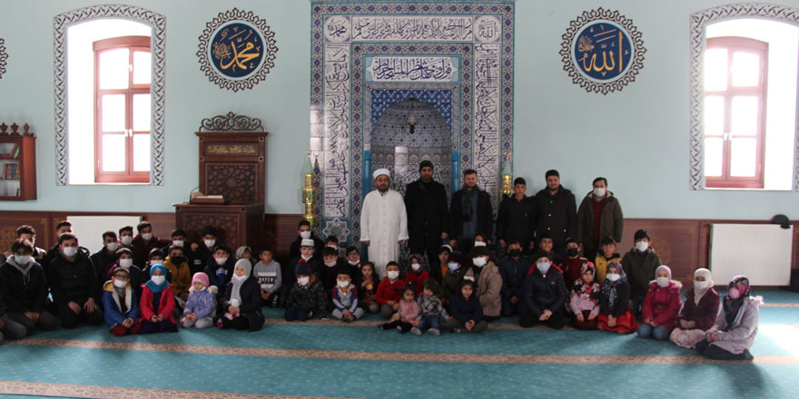 Kars’ta yüzlerce çocuk camide buluştu