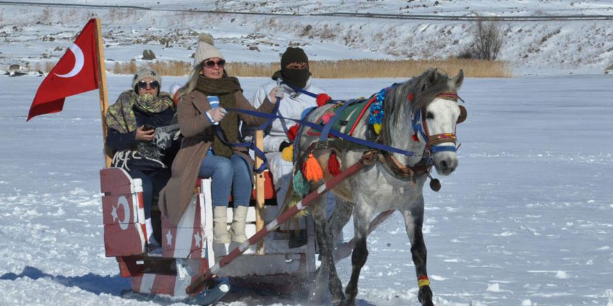 Kars’ta masalsı atlı kızak seferleri sürüyor