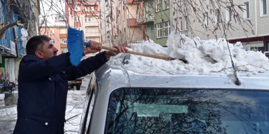 Kars’ta çatılardan düşen buz kütleleri araçlara zarar verdi