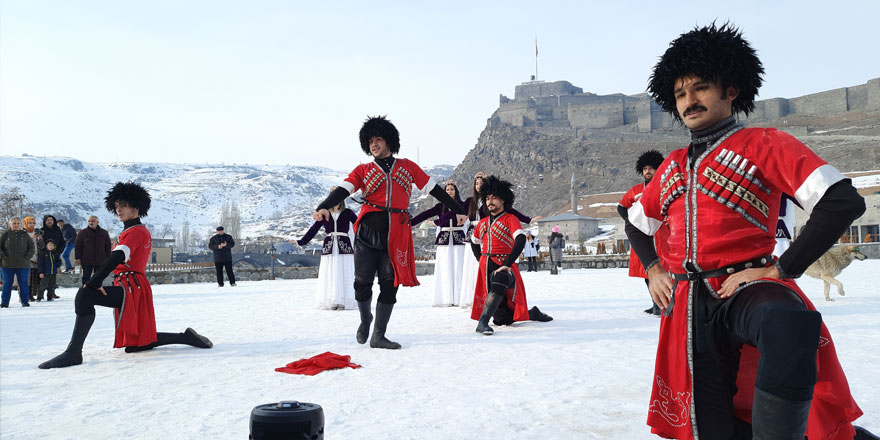 Kars’ta ‘Kafkas Dansı’ karla buluştu