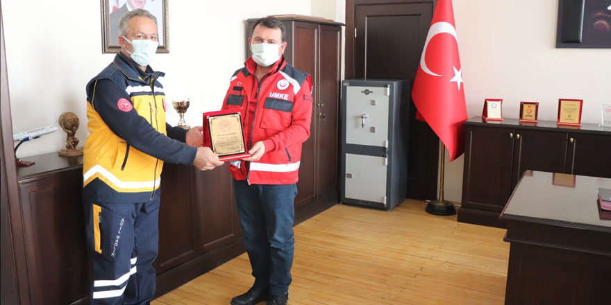 Kars’ta ambulans şoförüne plaket verildi