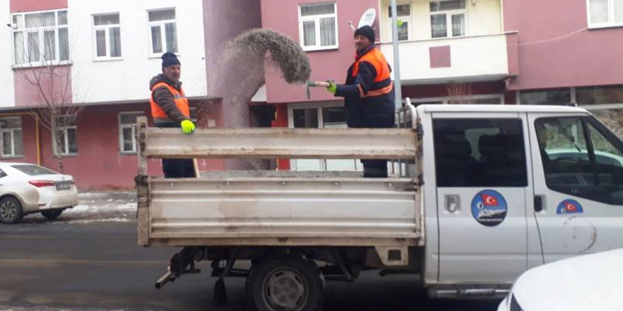 Kars’ta cadde ve kaldırımlarda tuzlama çalışmaları devam ediyor