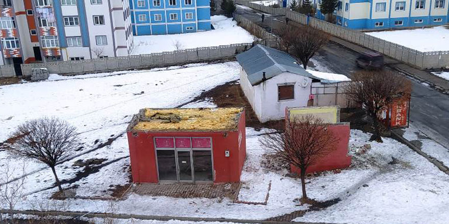 Kars’ta mahalleliler şok oldu! Açılacakken, büfe sökülüyor