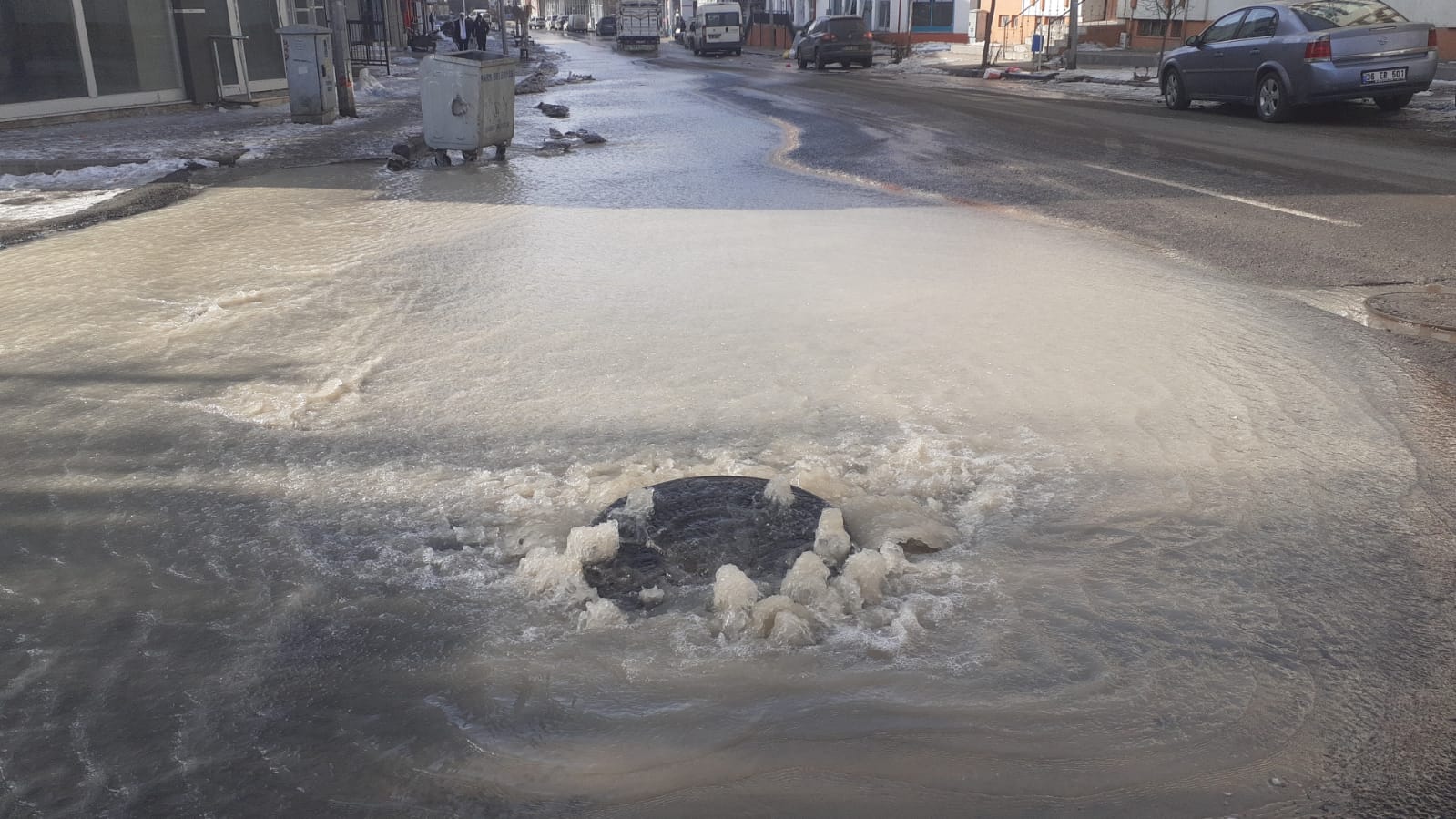 Kars’ta içme suyu boru hattı patladı, tonlarca su boşa aktı