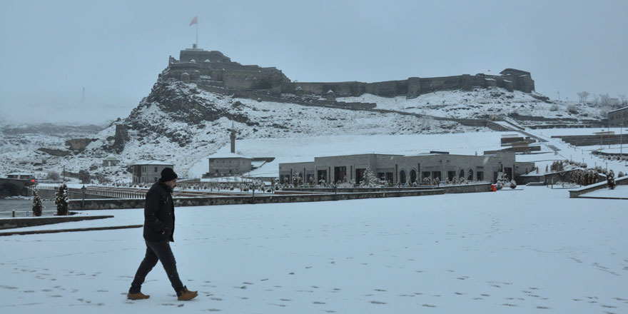 Kars'ta "Mart kapıdan baktırır, kazma kürek yaktırır" deyimi gerçek oldu