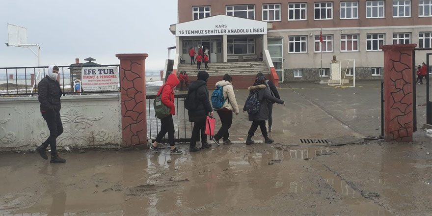 Kars’ta öğrencilerin yağmurla birlikte çamur sınavı