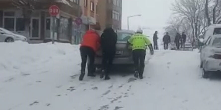 Kars’ta zor anlar yaşayan sürücülere trafik polisleri yardım elini uzattı!