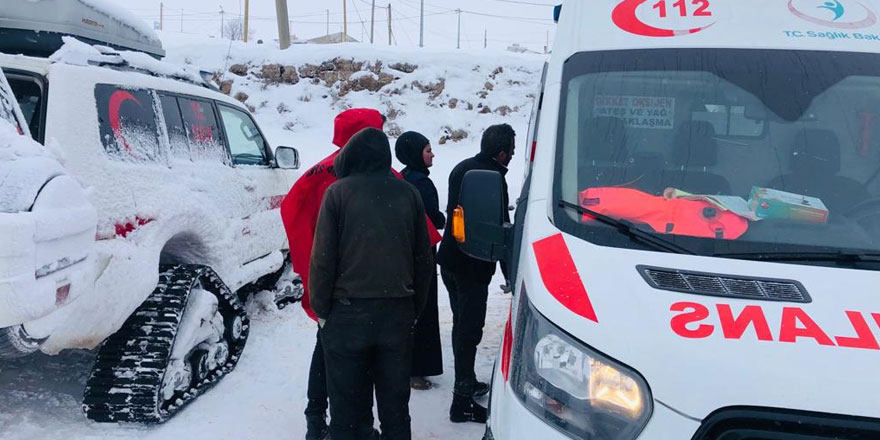 Kars’ta ekipler minik Kardelen’in imdadına paletli ambulans yetişti