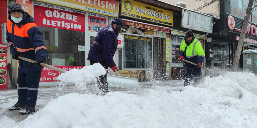 Kars’ta kaldırımların karı temizleniyor