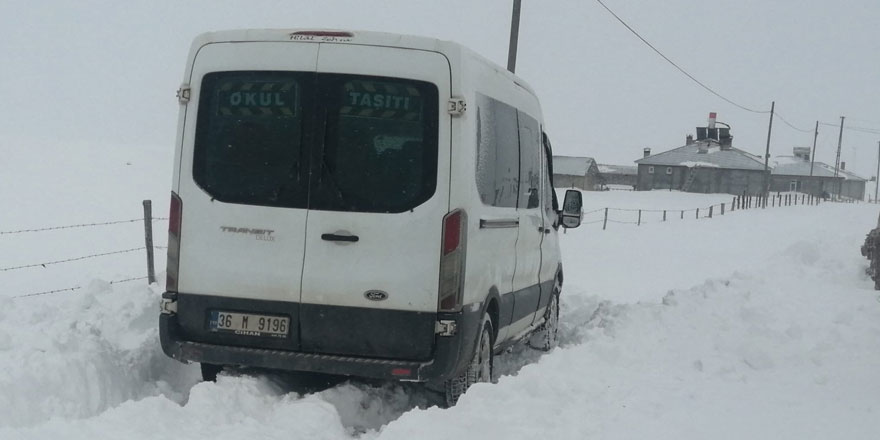 Köy minibüsü karda mahsur kaldı