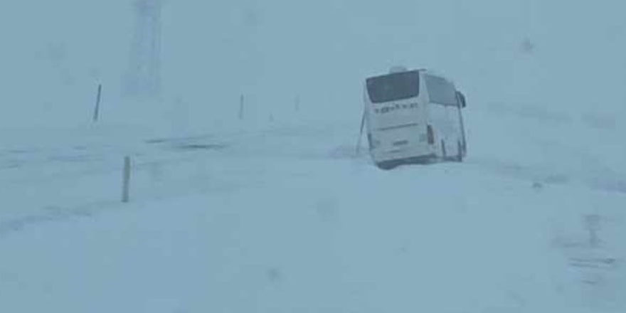 Kars’ta yolcu otobüsü kara saplandı