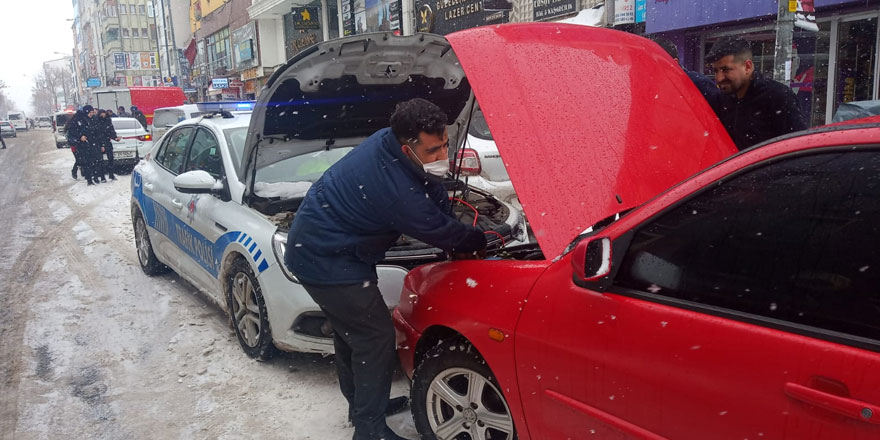 Kars'ta trafik polisi yolda kalan vatandaşa yardım etti