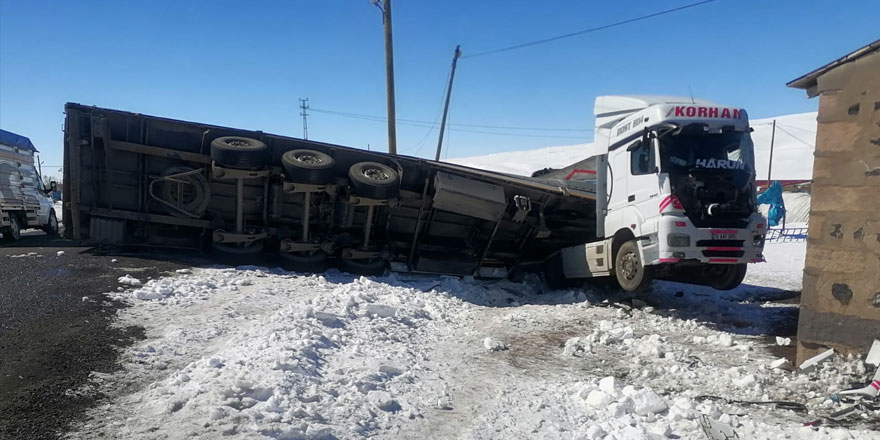 Kars’ta gübre yüklü tır kaza yaptı