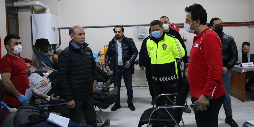 Kars’ta polisler iftar sonrasında kan bağışında bulundu