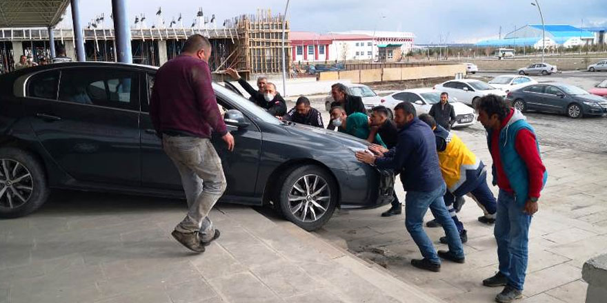 Dalgın sürücü acil servisin merdivenlerden inince!