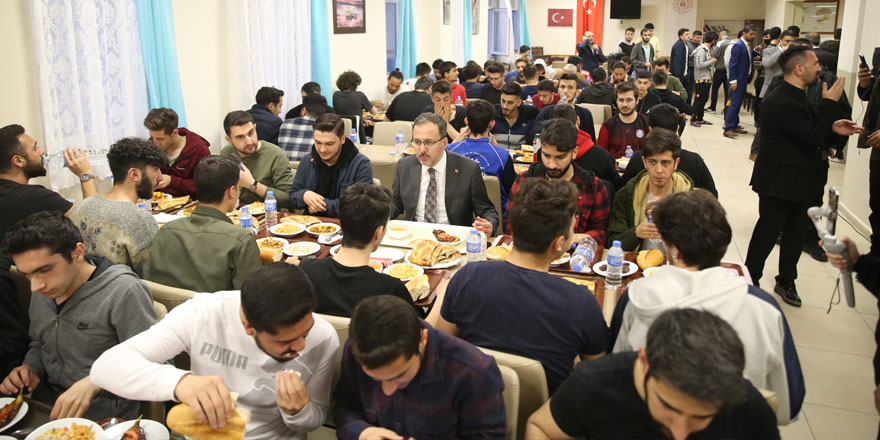 Bakan Kasapoğlu iftarını öğrencilerle açtı