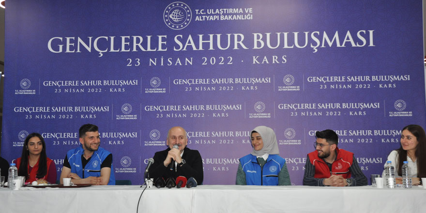 Bakan Karaismailoğlu, sahurda Karslı gençlerle bir araya geldi