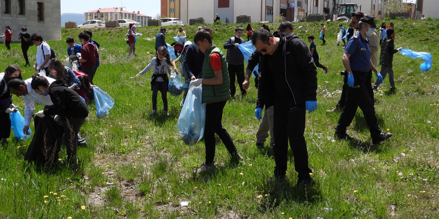 Sarıkamış’ta 200 kişi çevre temizliği yaptı